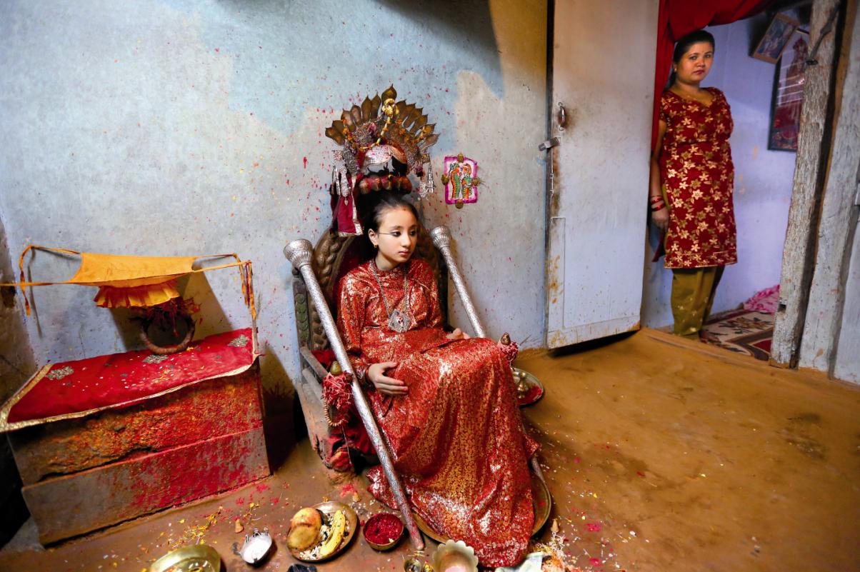 Diana Quintela / Legenda: Summit Bayrasharya tornou-se Kumari Devi aos nove anos. Nesta fotografia, tinha 11 e continuava a sua vida de reclusão. De um modo geral, este tipo de vida religioso termina com a entrada na puberdade.