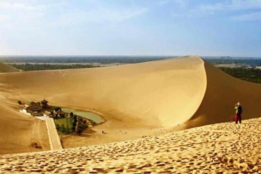 No deserto chinês de Taklamakan a vista recompensa quem escala a duna