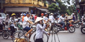 Hanói, onde atravessar a rua é uma aventura