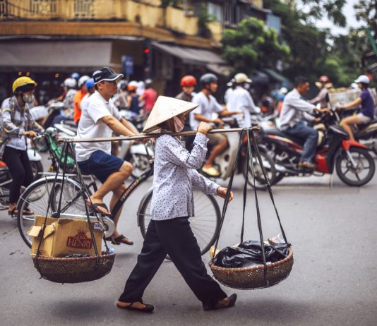 Hanói, onde atravessar a rua é uma aventura