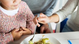 Restaurante oferece desconto a pais com filhos bem-comportados