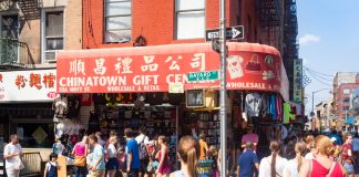 Canal Street: A rua das falsificações em Nova Iorque está a ficar na moda