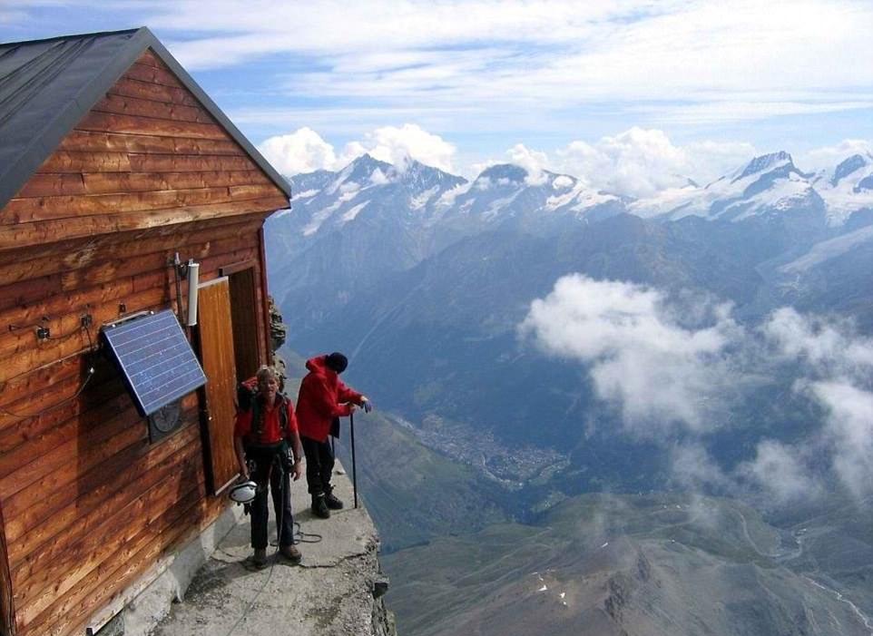 3EF7120200000578-4382318-Isolated_The_Solvay_Hut_in_Switzerland_sits_more_than_13_000ft_u-a-8_1491661536846