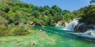 Neste parque da Croácia pode nadar e pagar metade do preço da entrada