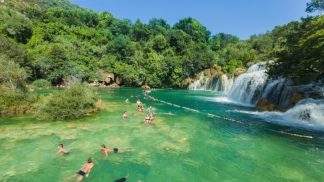 Neste parque da Croácia pode nadar e pagar metade do preço da entrada