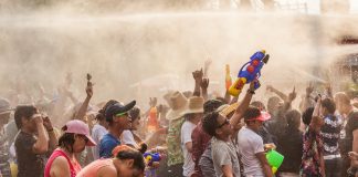 Tailândia celebra o Ano Novo com o maior festival de água do mundo