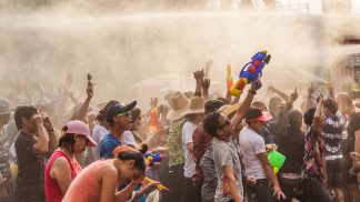 Tailândia celebra o Ano Novo com o maior festival de água do mundo