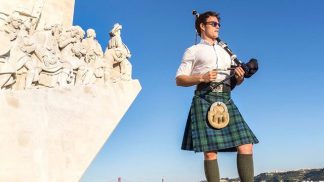 Viaja pelo mundo com um kilt escocês e uma gaita de foles
