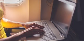 Austrália pondera proibir computadores portáteis nos voos