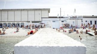 Esta praia na Europa separa homens e mulheres com um muro