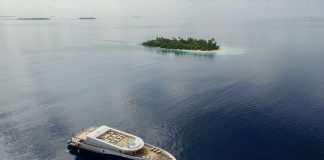 Este barco-hotel nas Maldivas navega de ilha em ilha: é a viagem de uma vida