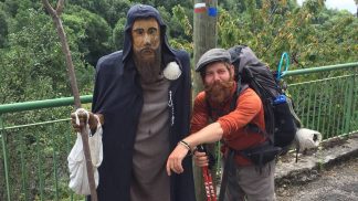 Este americano viajou a pé desde a Turquia até Portugal para curar uma doença