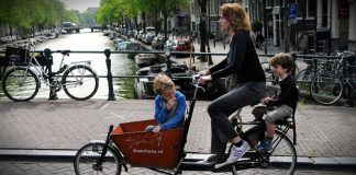 «Na Holanda, é comum ir de fato e gravata numa bicicleta»