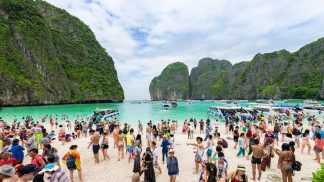 Excesso de turismo fecha a praia mais famosa na Tailândia