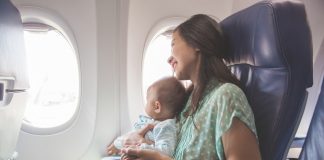 O que fazer quando uma criança grita durante um voo