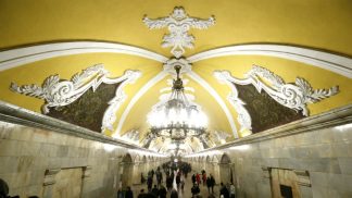 Viajantes surpreendidos com o metro de Moscovo - é dos mais bonitos do mundo