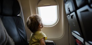 Mãe criticada por voar em primeira classe e deixar filhos em económica