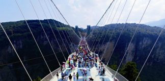 Já se pode saltar da maior ponte de vidro do mundo