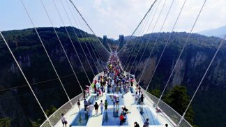 Já se pode saltar da maior ponte de vidro do mundo