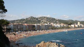 Popular destino espanhol proíbe o consumo de tabaco na praia