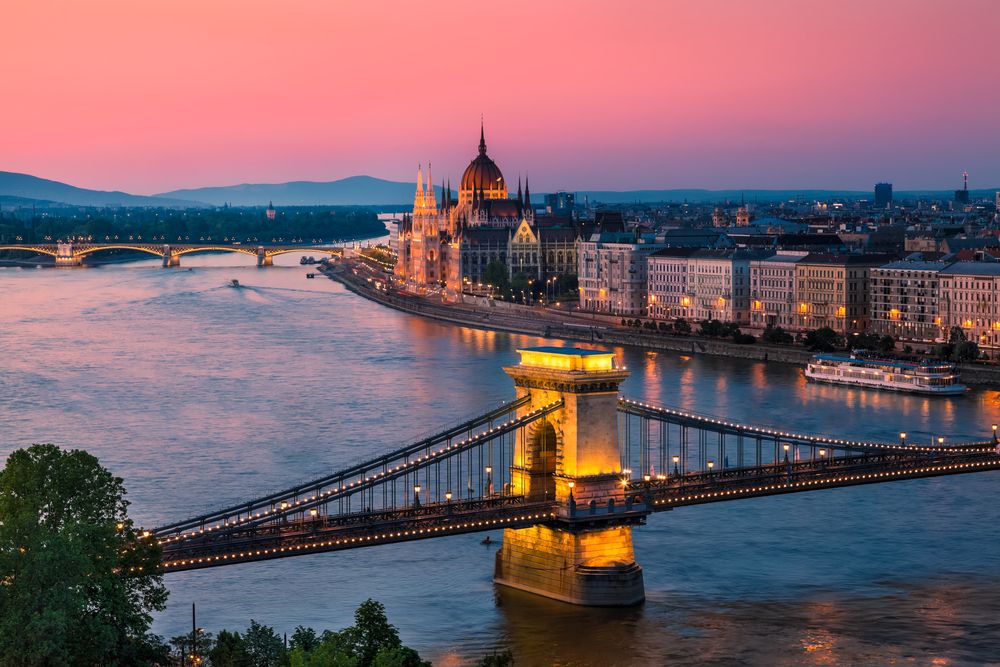 Banks of the Danube in Budapest, Hungary_shutterstock_113183983_resultado