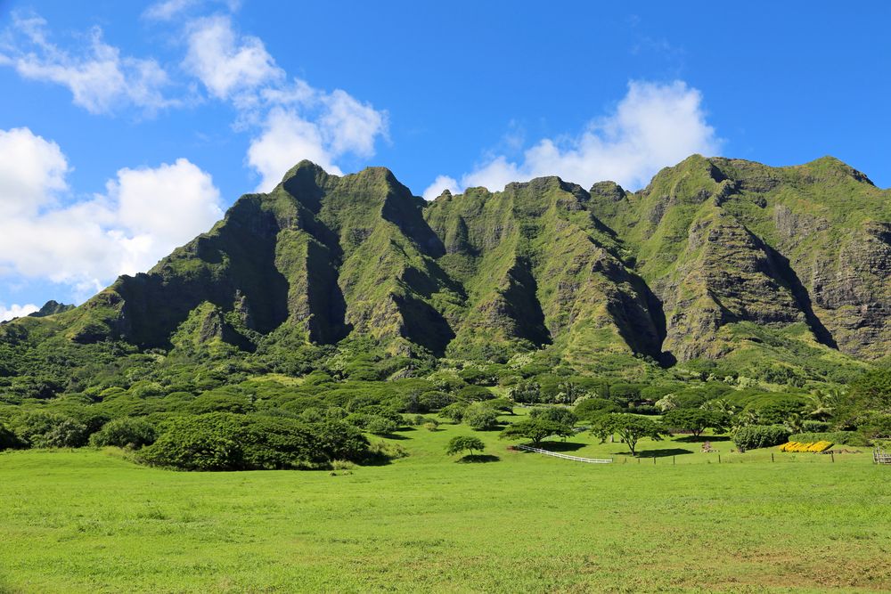 Kualoa Ranch – film location of Jurassic Park in Oahu, Hawaii_shutterstock_167791040_resultado