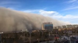 Tempestade de areia com quase 100 metros cobre cidade chinesa [vídeo]