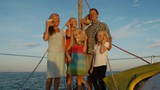 Família com três filhos viaja pelo mundo de barco há 10 anos - e não pensa parar