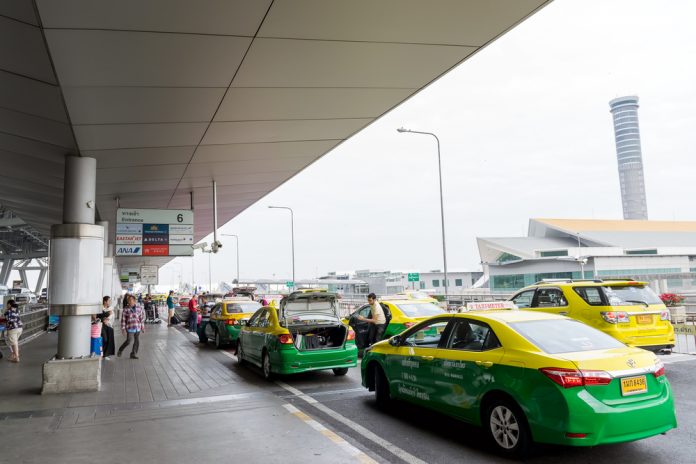 Taxista tailandês devolve mais de 8 mil euros a turista que os perdeu