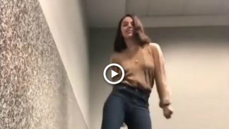 Jovem a dançar no aeroporto encanta a Internet: "não levem a vida tão a sério"