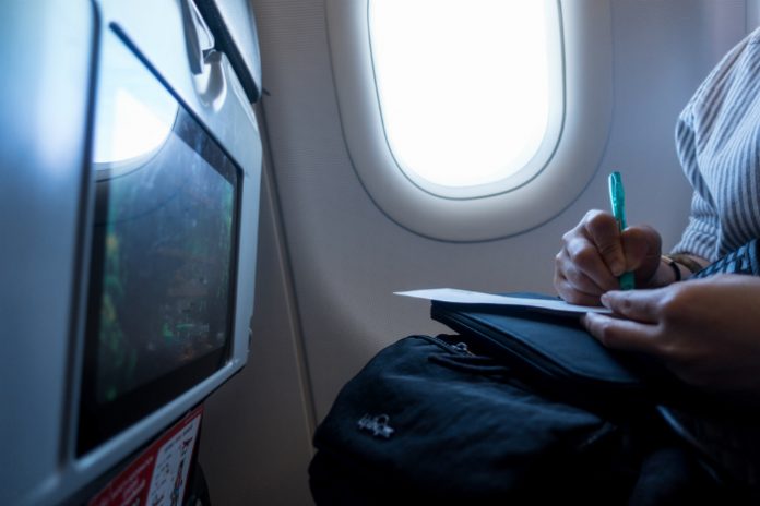 Carta de amor encontrada num avião lança busca viral nas redes sociais