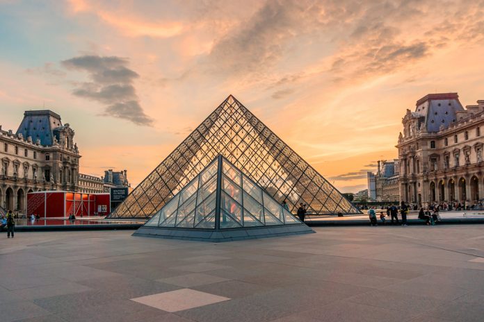 Louvre é o museu mais visitado do mundo - com mais de dez milhões de visitantes