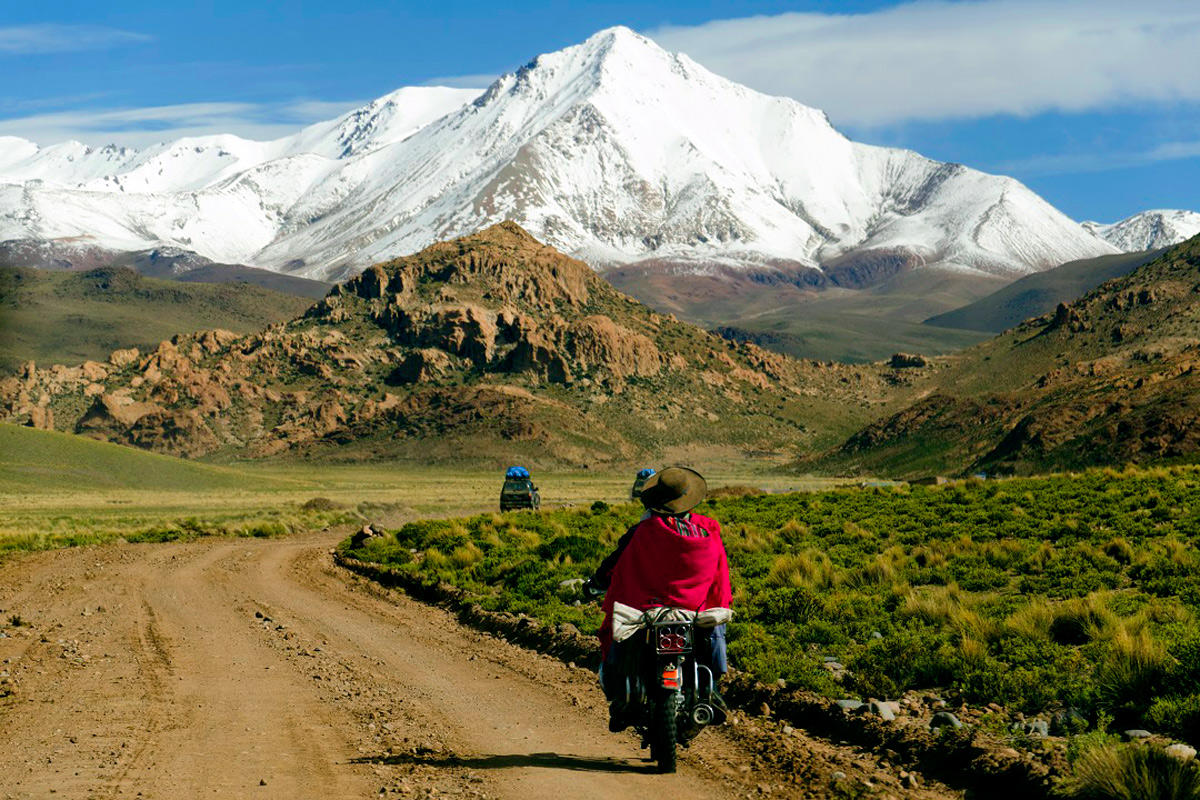 3—Campesina-en-motocicleta-frente-al-Nevado-Bolivia-Pequena