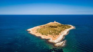 Esta ilha privada na costa de Sicília está à venda – e é um paraíso
