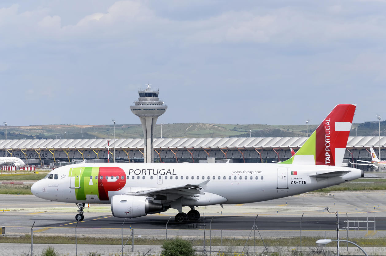-Airbus A319- of -TAP Portugal- airline direction to runway