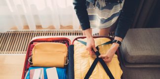 Assistentes de bordo revelam truques de como fazer a mala de viagem
