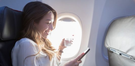 Devemos pôr o telemóvel em modo voo nos aviões?