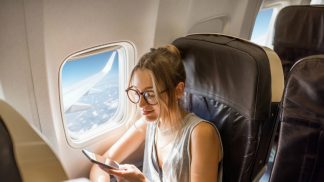 8 comportamentos que deve evitar a bordo de um avião