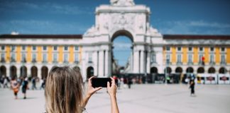 Turistas franceses são quem mais procura Portugal este verão, diz estudo