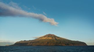 Sabe qual é a ilha habitada mais isolada do planeta? Tem nome português