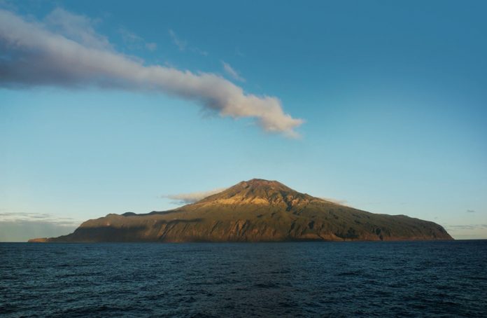 Sabe qual é a ilha habitada mais isolada do planeta? Tem nome português